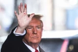 DONALD TRAMP SE POJAVIO NA SUĐENJU SA MISTRERIOZNIJM OŽILJCIMA NA DLANOVIMA: Dok mu se sudi za silovanje E. Džin Kerol i za klevetu od 10 miliona dolara
