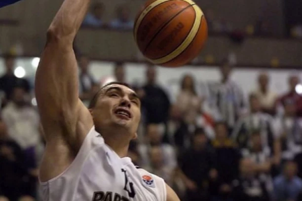SA INFUZIJE ISTRČAO NA TEREN I IGRAO ZA PARTIZAN: Ovako je Dejan Milojević pokazao kolika je LJUDINA i kako se VOLI KLUB (VIDEO)