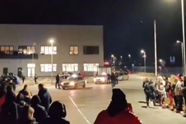 VATROGASCI I POLICIJA I DALJE NA LICU MESTA! Fabrika "Magna“ u kojoj je došlo do trovanja radnika od jutros zatvorena!