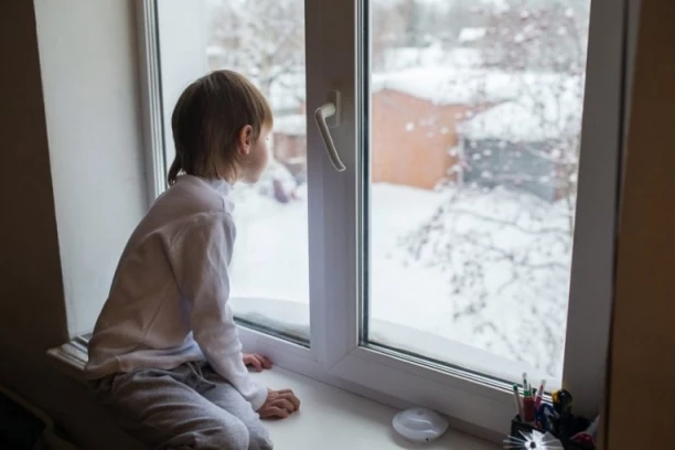 DETE (5) PALO SA TREĆEG SPRATA ZGRADE! Majka bila u kuhinji, on otvorio prozor