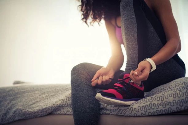 POSLE OVOGA NIKADA NEĆETE HODATI OBUVENI PO KUĆI: Zgrozićete se, može da vas košta ZDRAVLJA!