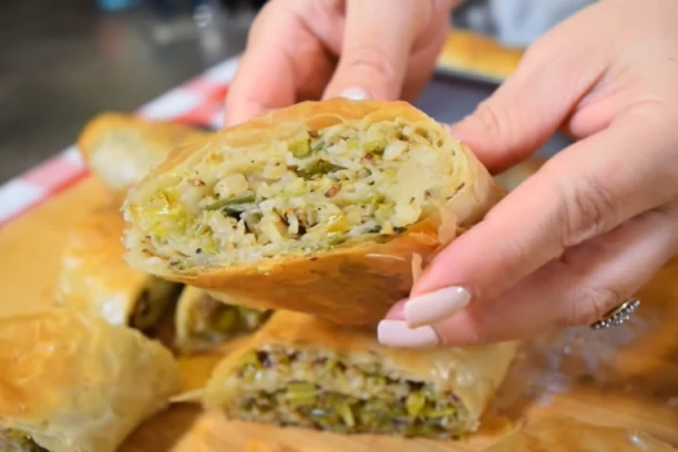 RECEPT ZA POSNU PITU SA SPANAĆEM I PIRINČEM: Idealna za današnji ručak, oduševićete se već posle prvog zalogaja!