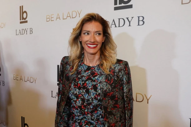 JOVANA JOKSIMOVIĆ U NEOBIČNOM IZDANJU: U petoj deceniji oblači se kao devojčica, komentari se samo nižu! (FOTO)