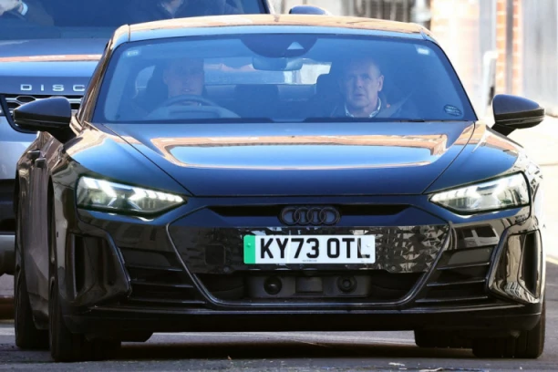 PRINC VILIJAM DOŠAO U POSETU KEJT MIDLTON NAKON JUČERAŠNJE HITNE OPERACIJE! Ne može bez supruge ni dan, USLIKAN na pragu bolnice! (FOTO)