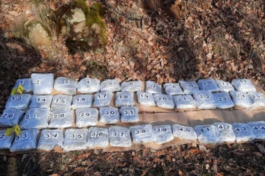 IZBACILI DROGU KROZ PROZOR KADA IH JE POJURILA POLICIJA: Uhapšeni mladići iz Kuršumlije, evo šta je pronađeno kod njih! (FOTO)