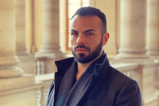 NAŠ PEVAČ POSTAO DOKTOR: Promenio profesiju, isplivala slika u BELOM MANTILU! (FOTO)