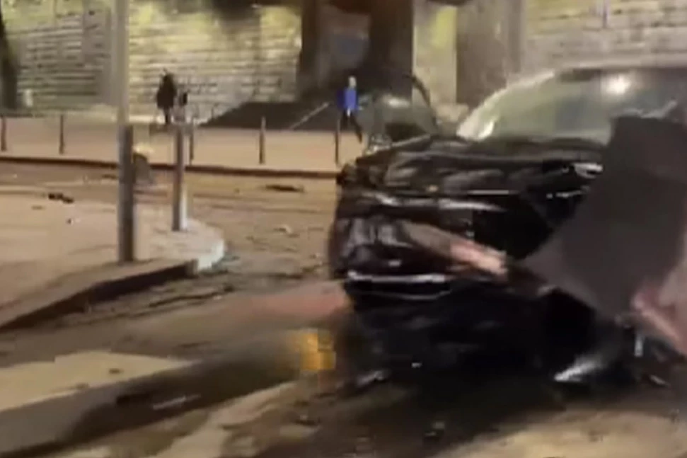 TEŽAK UDES ISPOD BRANKOVOG MOSTA! Direktan sudar autobusa i automobila, vozila smrskana! (VIDEO)