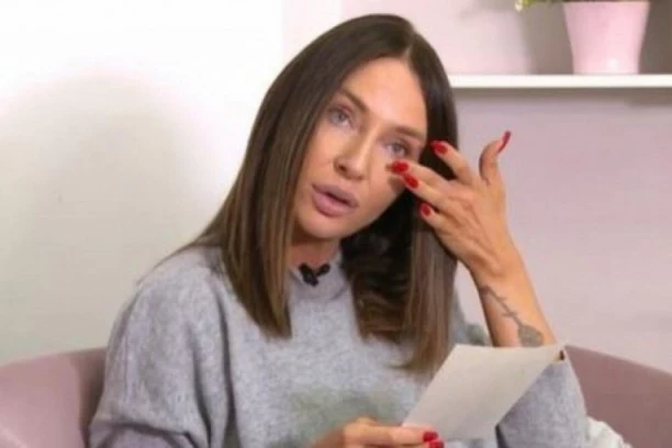 KAĆA ŽIVKOVIĆ ZAPLAKALA USRED EMISIJE: Odmah prekinula program, ne može da ZAUSTAVI SUZE (FOTO)