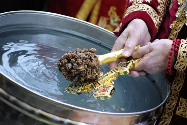 ČEMU SLUŽI BOGOJAVLJENSKA VODICA I ŠTA URADITI SA ONOM KOJA PREOSTANE! Nema potrebe da se baca i to ne valja da se radi!