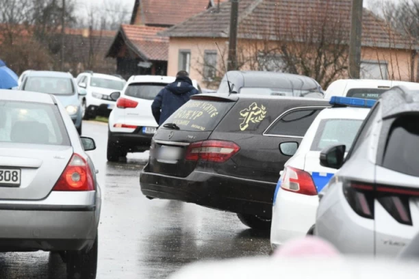 STIGLO TELO ANDRIJANE LAZIĆ! Pevačicinim roditeljima POZLILO na sahrani ćerke!