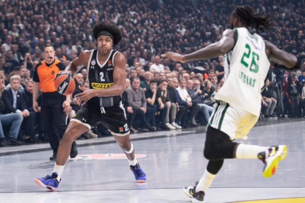 HAOS U ATINI! LEDEJ I LESOR SE PORVALI U HODNIKU! Pogledajte ponovni susret BIVŠIH SAIGRAČA pred meč PAO-PARTIZAN! (VIDEO)