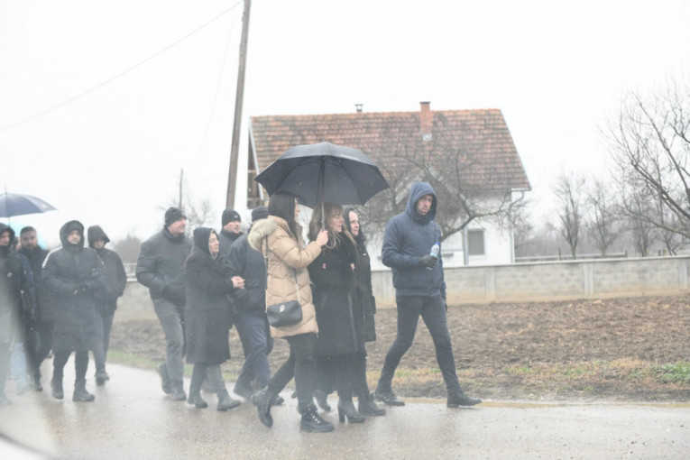 Majka na sahrani Andrijane Lazić