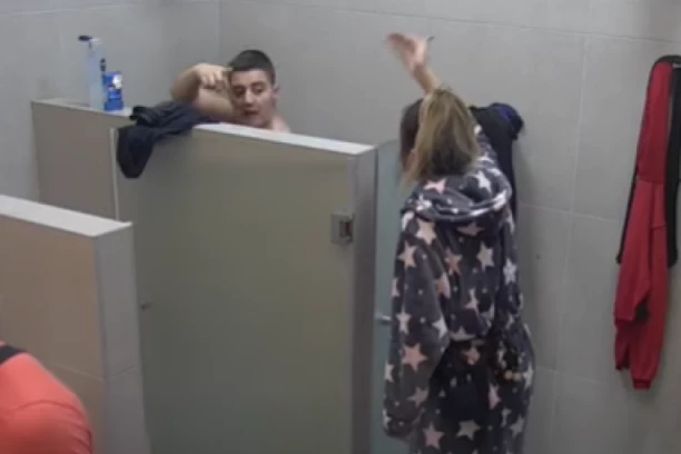 PROCURIO SKANDALOZAN SNIMAK IZ TOALETA ELITE: Nastao karambol tokom tuširanja, pale najstrašnije UVREDE!