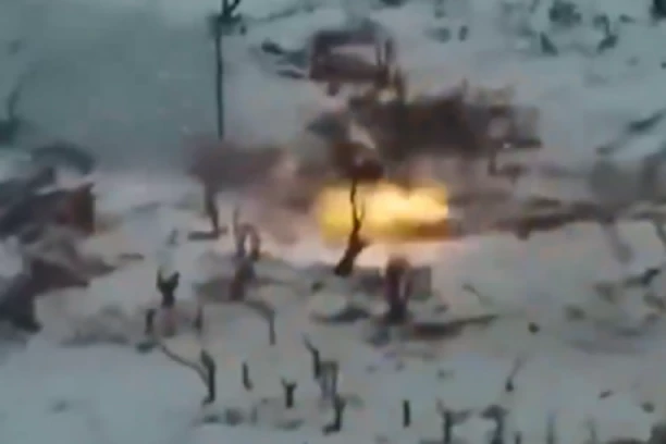 IZVIĐAČKI DRON USNIMIO UNAKRSNU VATRU BORBENIH VOZILA! Ruski tenk upao u zasedu dva Bredlija: Nemilosrdno PUCAJU na njega, otporan je na SVE! (VIDEO)