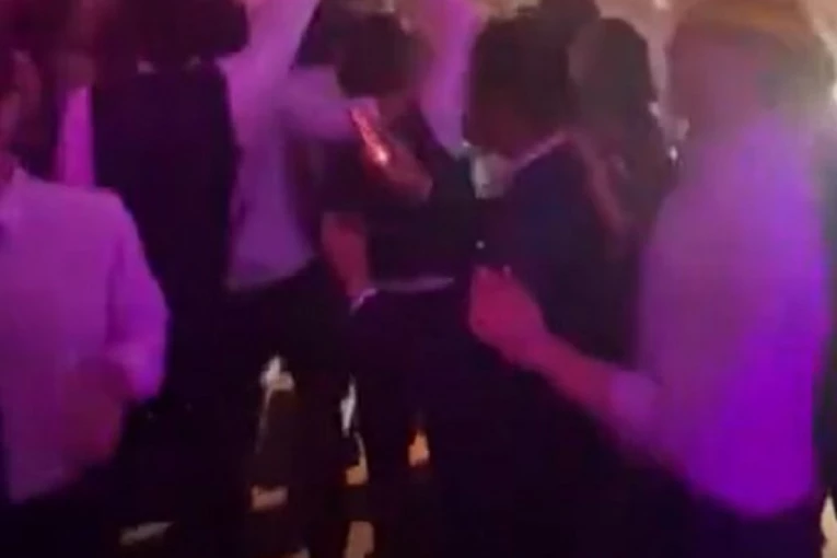 SAMO IH JE PROGUTALA RUPA! Mladenci i 35 zvanica usred plesa PROPALI KROZ POD! Cika i vriska zaparali su nebo (VIDEO)