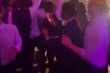 SAMO IH JE PROGUTALA RUPA! Mladenci i 35 zvanica usred plesa PROPALI KROZ POD! Cika i vriska zaparali su nebo (VIDEO)