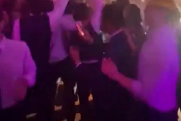 SAMO IH JE PROGUTALA RUPA! Mladenci i 35 zvanica usred plesa PROPALI KROZ POD! Cika i vriska zaparali su nebo (VIDEO)