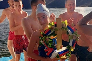 MLAĐANA JANA PRVA DOPLIVALA DO ČASNOG KRSTA NA ZLATARSKOM JEZERU: Ova devojčica je ponos Srbije, ima samo 14 godina, a Užice je već SLAVI (FOTO)