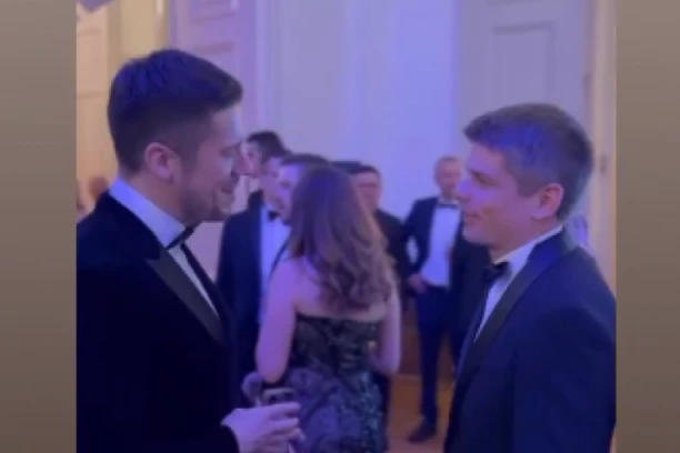 POLITIČAR OBJAVIO SNIMAK SA ROKVIĆEM: Evo ko se još od poznatih pojavio na "Svetosavskom balu" u Beču (FOTO)