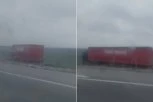KAMION SLETEO SA PUTA, PA ZAVRŠIO U NJIVI: Nezgoda na autoputu Novi Sad - Subotica! (VIDEO)