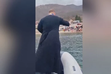 NEVEROVATNA SCENA NA BOGOJAVLJENJE: Sveštenik sasvim drugačije osvetio vodu, o ovome će se pričati (VIDEO)