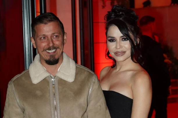 SPOJIO IH POZNATI HARMONIKAŠ: Aleksandra Mladenović i Dinča IZNENADILI JAVNOST na Bogojavljenje (VIDEO)