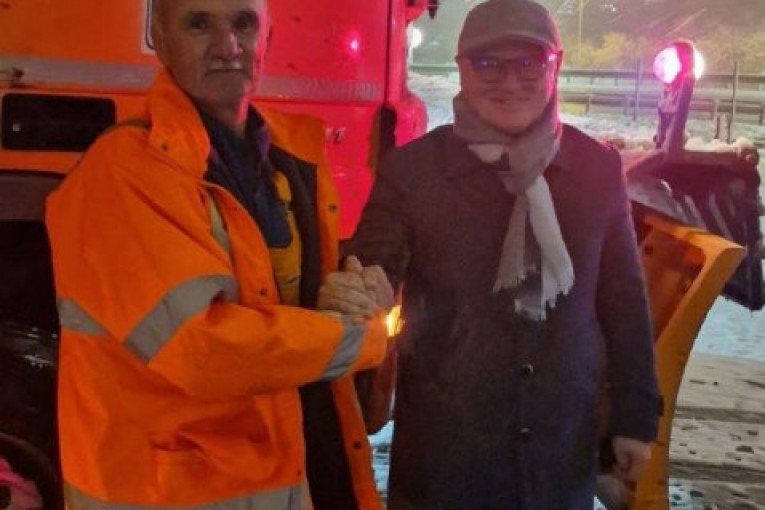 Ministar Vesić sa radnicima koji održavaju puteve