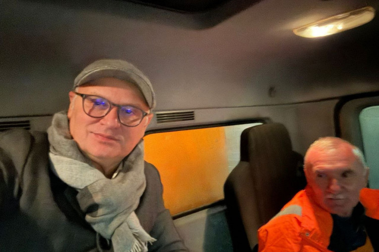 Ministar Vesić sa radnicima koji održavaju puteve
