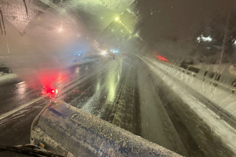 Ministar Vesić sa radnicima koji održavaju puteve