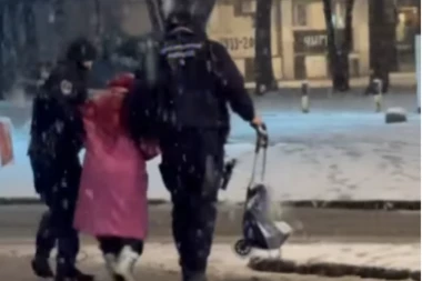 NEVEROVATAN POTEZ POLICAJACA NA NOVOM BEOGRADU OSVOJIO SRCA LJUDI: Pogledajte šta su uradili za staricu (VIDEO)