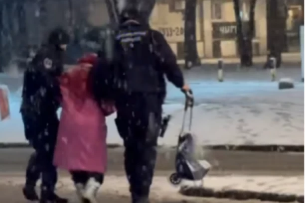 NEVEROVATAN POTEZ POLICAJACA NA NOVOM BEOGRADU OSVOJIO SRCA LJUDI: Pogledajte šta su uradili za staricu (VIDEO)