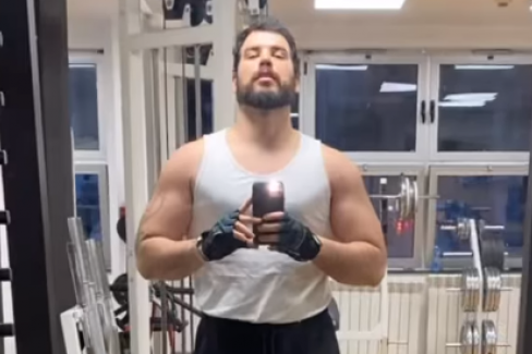 Adam Adaktar pokazao mišiće