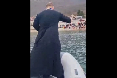 EVO KO JE POP KOJI JE SKOČIO SA PLIVAČIMA PO ČASNI KRST! Svetio vodicu, bacio Krst, pa sa mantijom ĐIPIO u jezero! (FOTO,VIDEO)