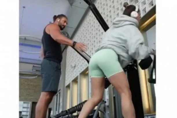 U TERETANI JOJ JE PRIŠAO MOMAK KOJI JOJ SE SVIĐA: Kad je shvatila da stoji pored nje nastao je haos, a njena reakcija je urnebesna! (VIDEO)