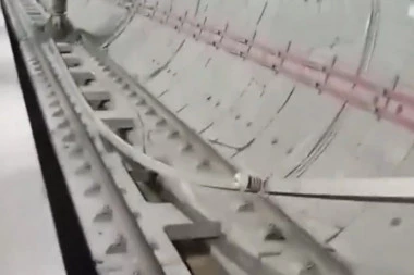 DRAMA U ISTANBULU!  Bušilica slučajno PROBILA tunel metroa, građani u panici - je l' moguće da se OVO desilo? (VIDEO)
