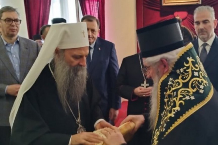 PREDSEDNIK VUČIĆ NA SLAVI KOD PATRIJARHA PORFIRIJA: Učestvovao u lomljenju slavskog kolača na Svetog Jovana (VIDEO)