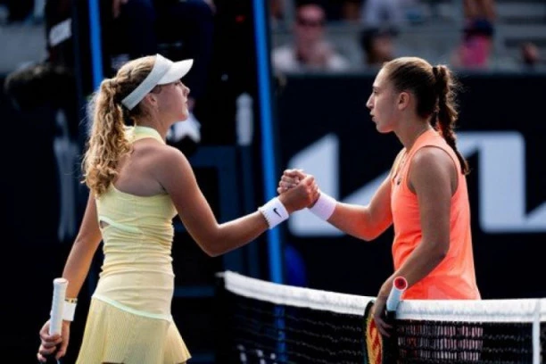 BIZARNA SCENA U MELBURNU! Teniserka POVREDILA sama sebe! Rana izgleda JEZIVO! (FOTO)