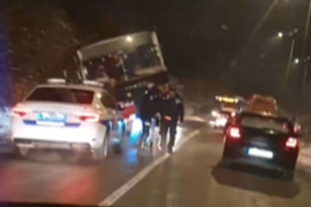 AUTOBUS SLETEO SA PUTA: Drama kod Radmilovca! (VIDEO)