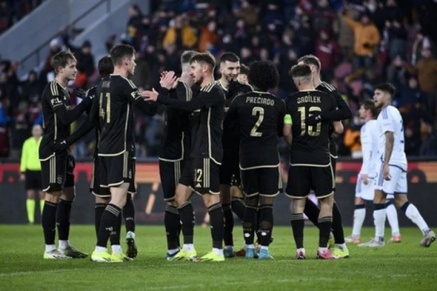 SCENA ZA ISTORIJU! Na utakmici evropskih klubova OSVANUO transparent "KOSOVO JE SRBIJA"! (FOTO)