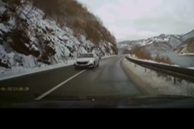 "OVO JE ZA ROBIJU": Zbog ovakvih vozača dolazi do tragičnih ishoda - POD PUNOM LINIJOM I U KRIVINI PRETIČE DRUGO VOZILO! (VIDEO)