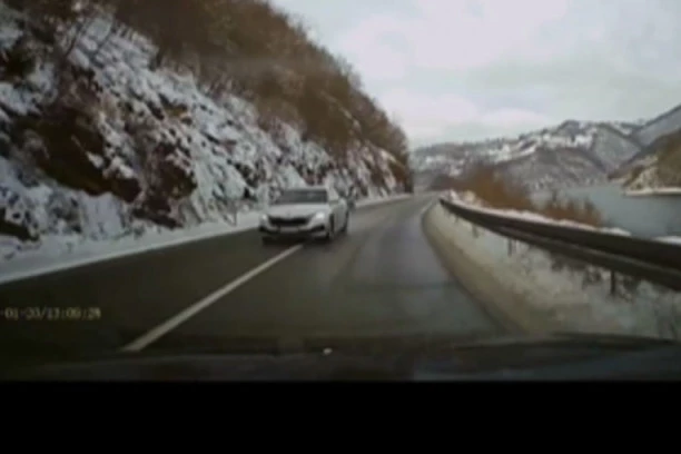 "OVO JE ZA ROBIJU": Zbog ovakvih vozača dolazi do tragičnih ishoda - POD PUNOM LINIJOM I U KRIVINI PRETIČE DRUGO VOZILO! (VIDEO)