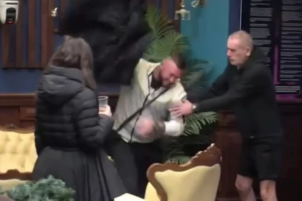 ZAPOSEDNUT ŠA SE BACAKA I URLA: Uznemirujući KRICI odzvanjaju u Eliti, kao da je ĐAVO UŠAO U NJEGA! (VIDEO)