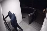 IŽIVLJAVANJE NA KUB! Maskirani provalnik uhvaćen kako nožem UBADA interfon, sigurnosne kamere ga RASKRINKALE! (VIDEO)