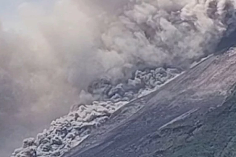 PONOVO ERUPTIRAO VULKAN: Pepeo izbacivao u visini od čak ŠEST KILOMETARA (VIDEO)