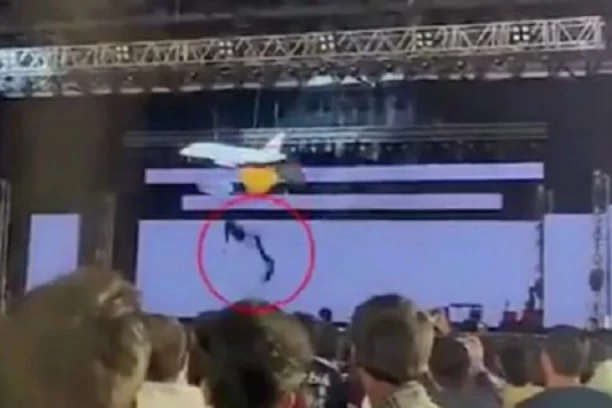 UZNEMIRUJUĆI SNIMAK! Predsednik i direktor firme pred radnicima hteli da izvedu AKROBACIJU na bini, a onda se dogodila TRAGEDIJA (VIDEO)