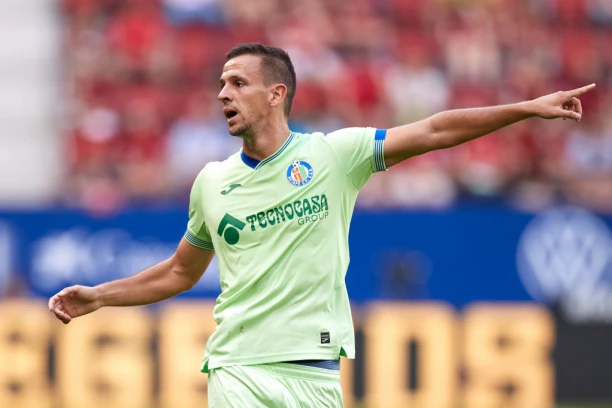 STRAVIČNA SCENA NA MEČU SRPSKOG REPREZENTATIVCA! Saigrač mu PAO kao pokošen na ZEMLJU! Ostao bez SVESTI! Lekari mu se BORE za život!