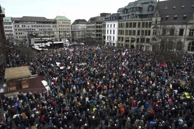 POSTOJI LI NEKA PRESTONICA U EVROPI GDE IH NEMA NA TRGU? Poljoprivrednici okupirali JOŠ JEDAN grad (FOTO)