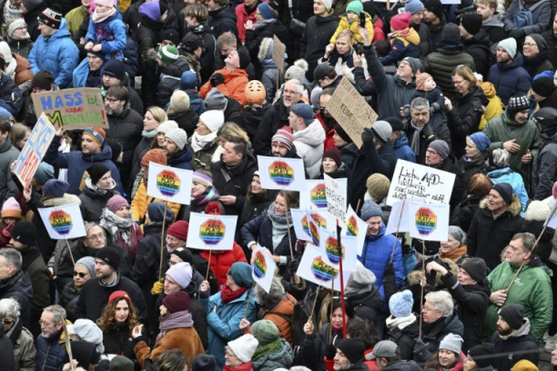 NEMCI BRANE DEMOKRATAJU! Stotine hiljada ljudi na ulicama! Veliki protest i ispred Bundestaga u Berlinu! (VIDEO/FOTO)