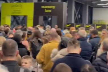 POGLEDAJTE KAKO JE IZGLEDAO HAOS NA AERODROMU "NIKOLA TESLA": Jedna žena se ONESVESTILA, svi zbijeni u maloj prostoriji (VIDEO)