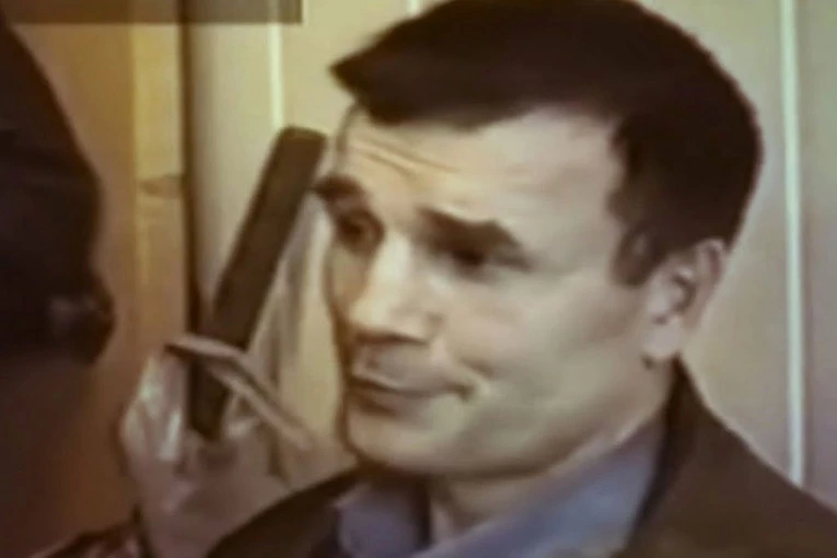 "LOŠE JE BITI BOGAT"! Aleksandar brutalno ubio 17 ljudi, žrtve nalazio preko malih oglasa! POSLE SVAKOG ZLOČINA OSTAVLJAO BIZARNU PORUKU, A JOŠ BIZARNIJA BILA JE KAZNA KOJU JE DOBIO! (VIDEO)